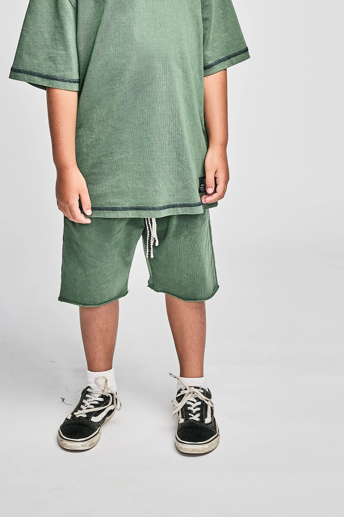 MNSTRKIDS- NEWFAVE SHORT (mineral green)